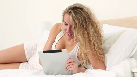 Blonde-haired-woman-on-her-bed