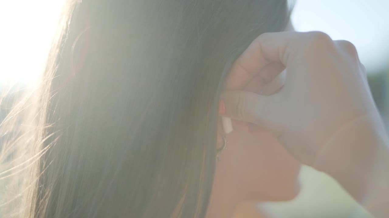 귀걸이를 조정하는 여자