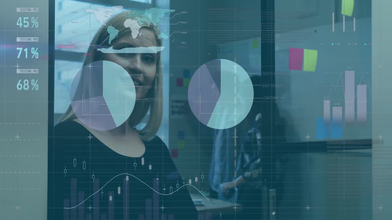 animación del procesamiento de datos estadísticos sobre una mujer caucásica sonriendo a través de la ventana en la oficina