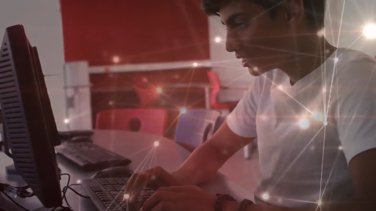 animación del procesamiento de datos sobre un estudiante masculino biracial utilizando una computadora