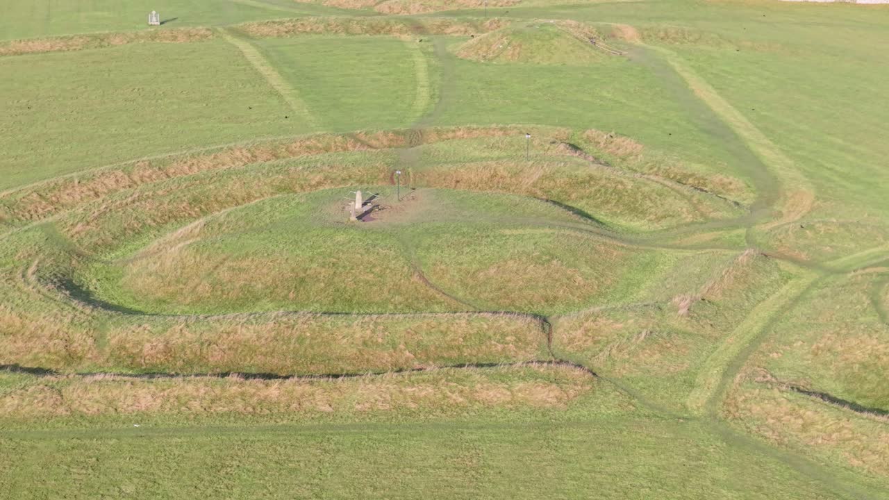 아일랜드 미스 카운티의 녹색 풍경에 둘러싸인 타라 언덕의 리아 파일 (운명의 돌) - 공중 촬영