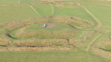 lia fail (piedra del destino) en la colina de tara rodeada de un paisaje verde en el condado de meath, irlanda.
