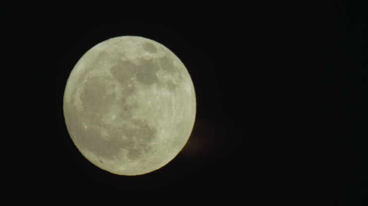 Close-up de Lua Cheia Nascendo Contra o Céu Preto