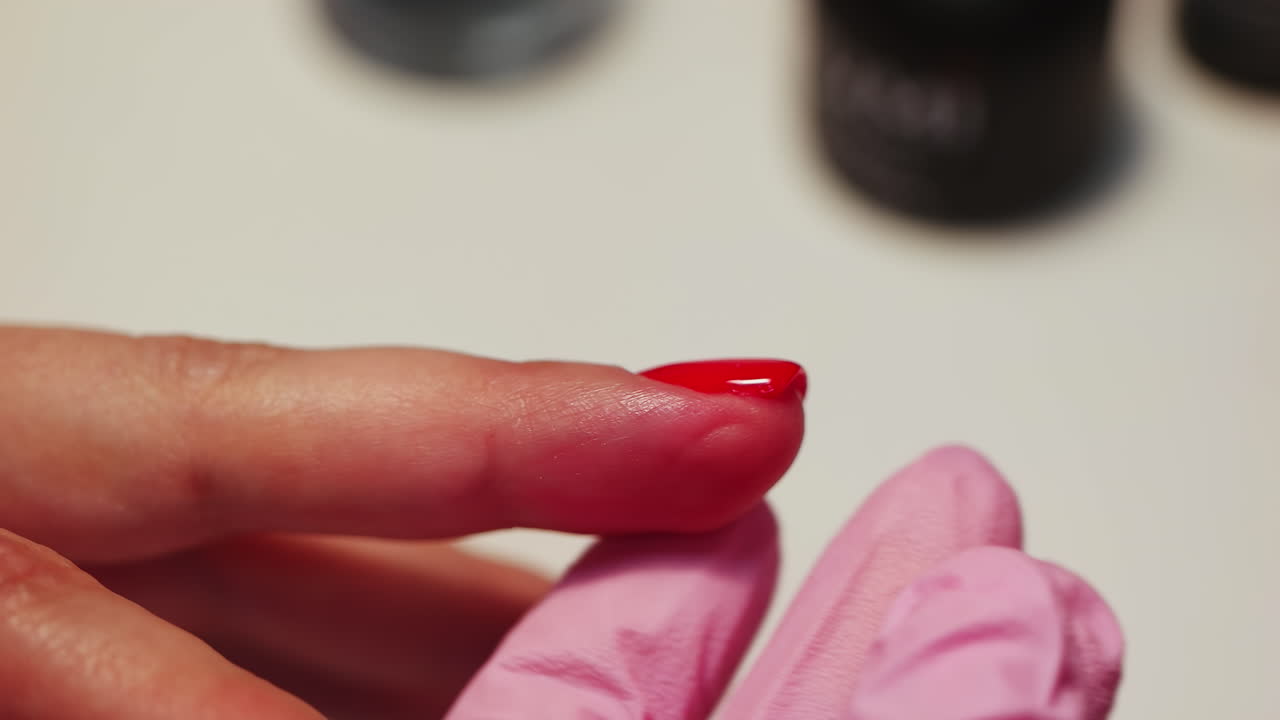 la aplicación de esmalte de uñas rojo