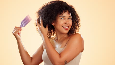 rostro, cuidado del cabello y mujer con peine afro en el estudio