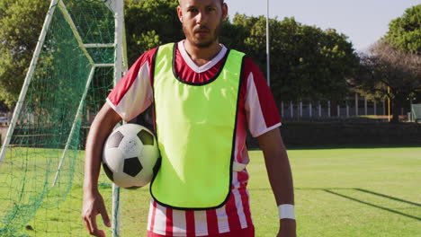 video de jugadores de fútbol masculinos biraciales con la pelota en el campo