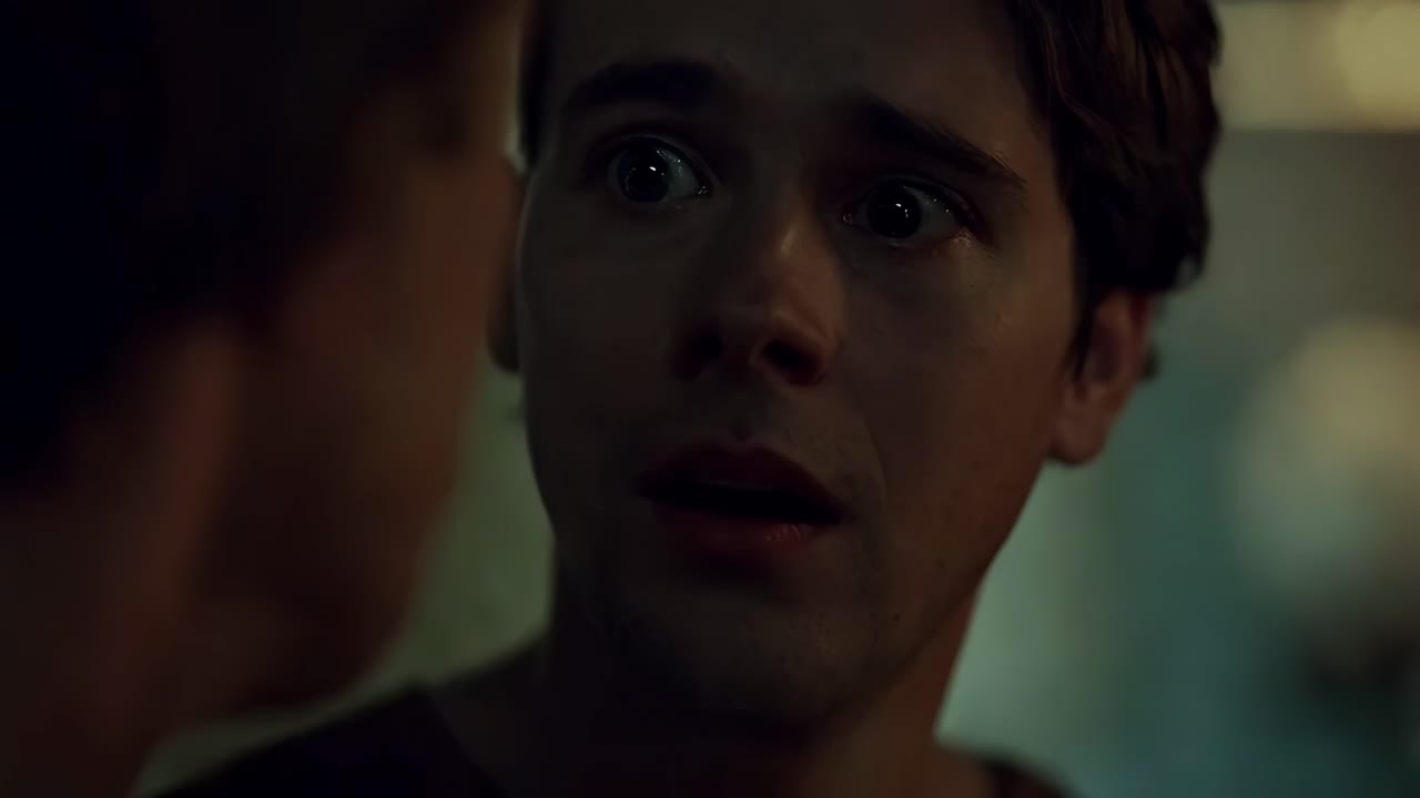 놀란 표정을 가진 남자의 클로즈업