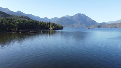 kennedy lake luftaufnahme der westküste von laylee island, vancouver island, kanada