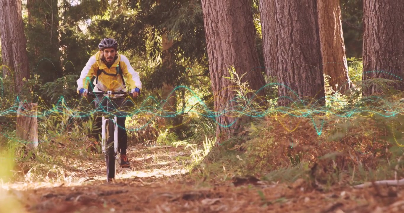 Ciclista pedalando bicicleta de montanha em trilha na floresta, com a câmera dando zoom e exibindo uma sobreposição tecnológica ondulada