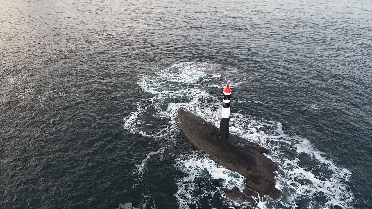 노르웨이 대서양 도로 근처의 등대가 있는 섬에 부서지는 파도