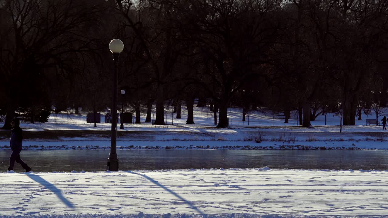 따뜻한 빛을 배경으로 공원을 산책하는 남자