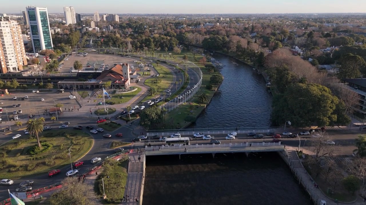 Vista aerea del lungofiume di Tigre con barche, ponte, traffico ed edifici cittadini