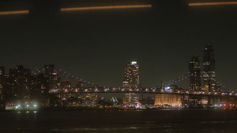 el puente de brooklyn por la noche, el horizonte de nueva york, las luces de la ciudad de nueva york