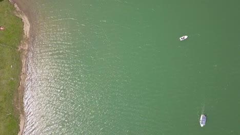 Vista-Superior-Aérea-De-Barcos-En-El-Agua-Del-Lago