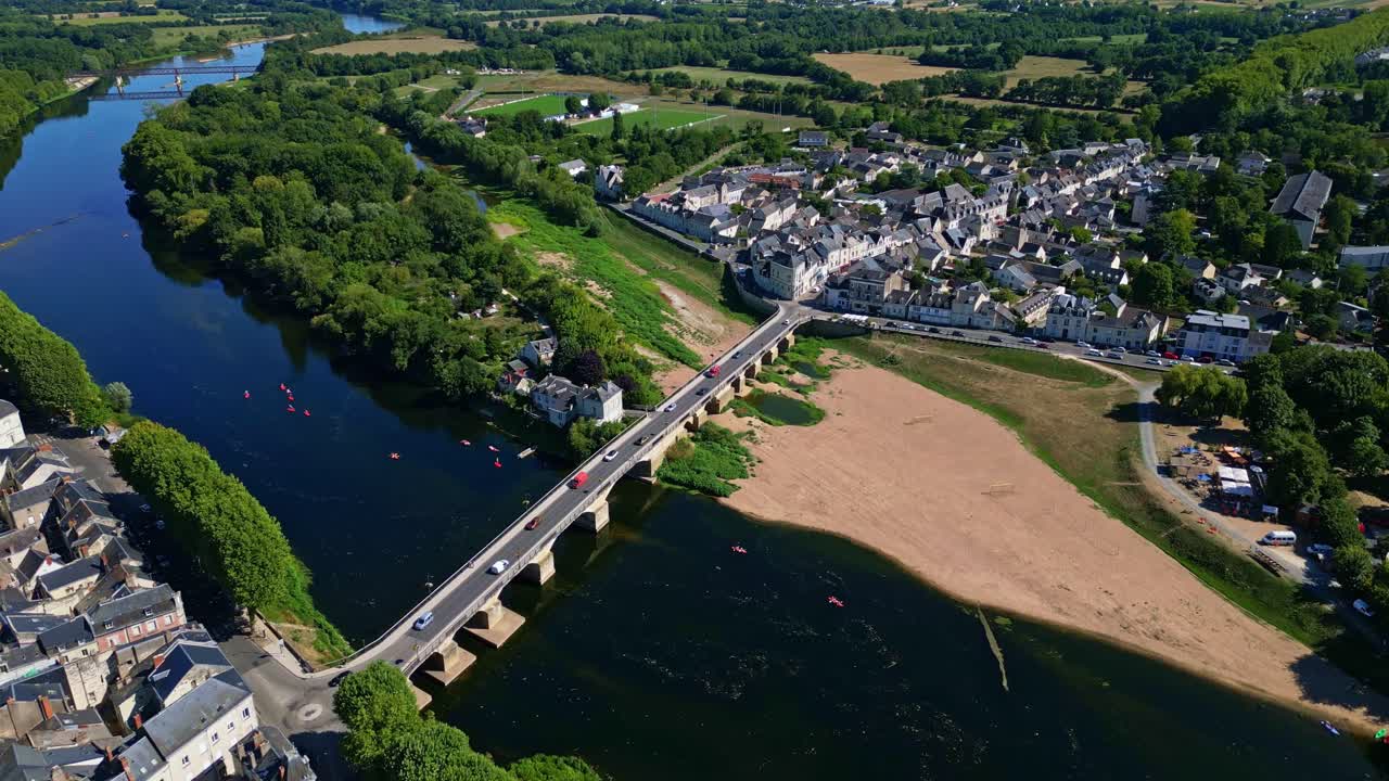 Impresionante panorama aéreo con drones del puente de Chinon, también conocido como Pont routier de Chinon, con el entorno de la ciudad de Chinon, Indre-et-Loire, Francia