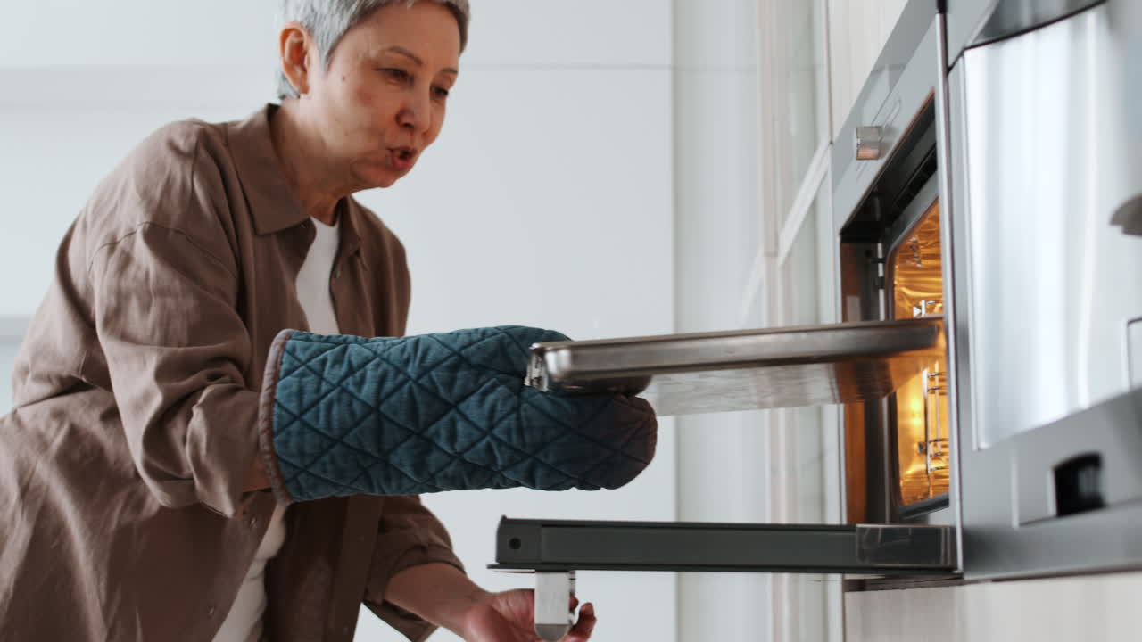 할머니와 소녀가 비스을 고 있습니다.