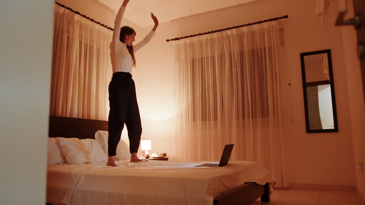 밤에 침대에서 춤을 추는 여자