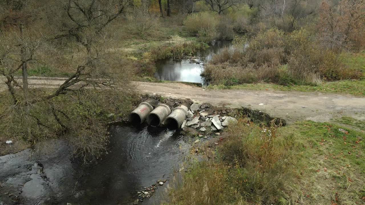 tuberías de residuos de hormigón. corrientes de agua fluyen a través de tuberías de hormigones. cuerpo de agua contaminado en el parque. disparos desde el dron. fotografía aérea.