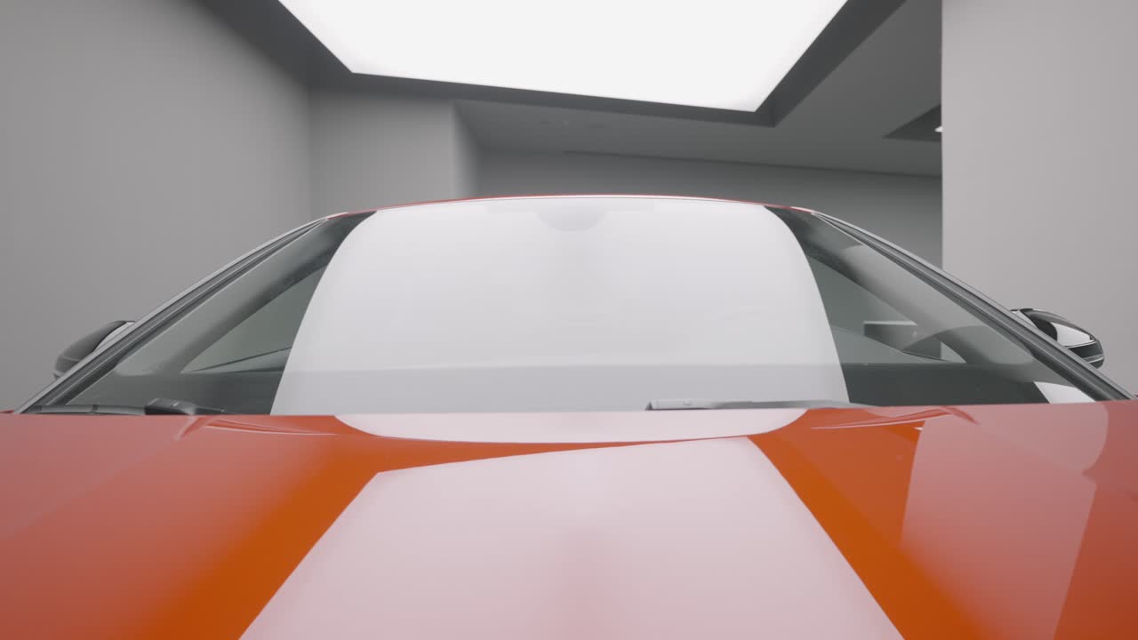 현대 차고 에 있는 오렌지색 자동차