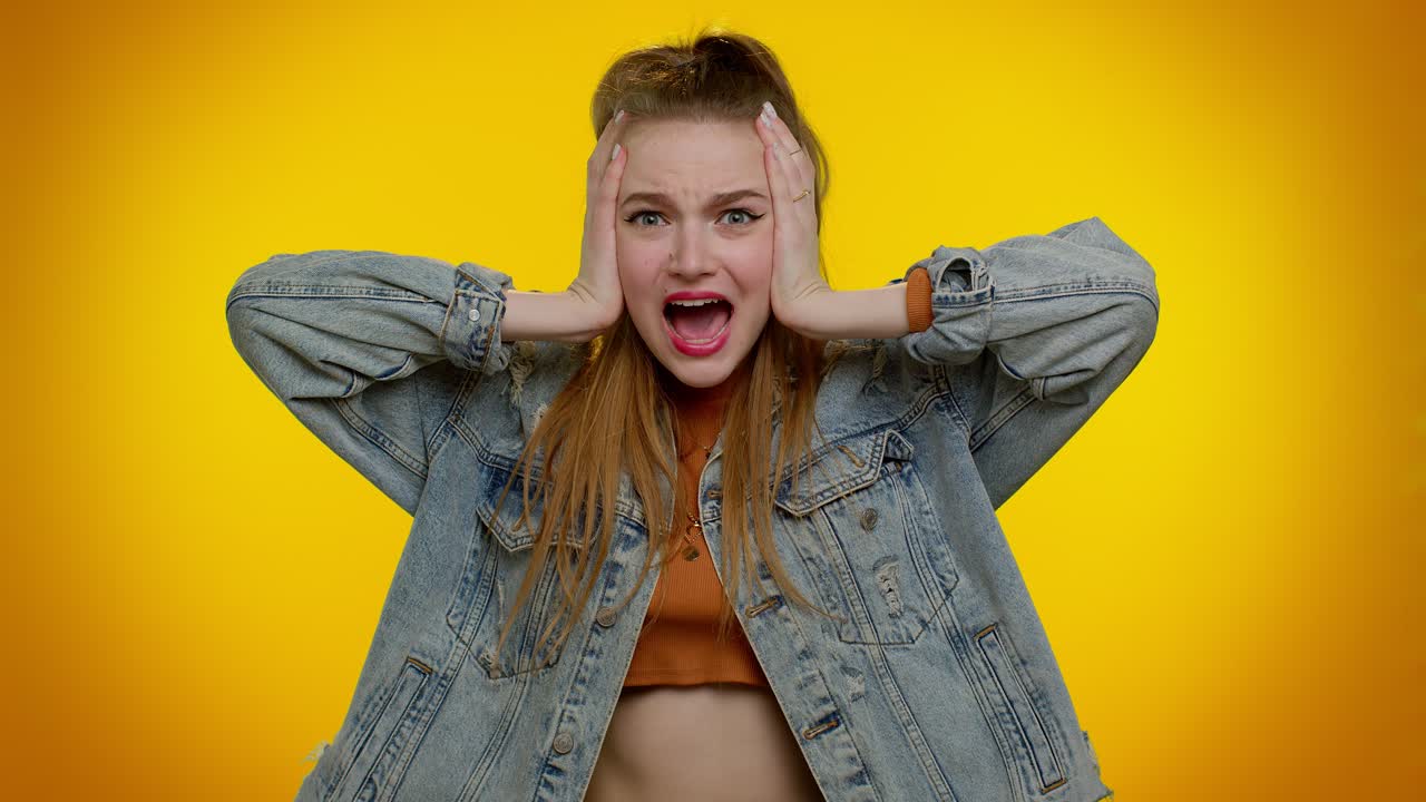 소녀는 겁에 질려, 귀를 고, 자신의 공포를 만나고, 증거 공포 사건, 큰 소리로 비명을 지르며