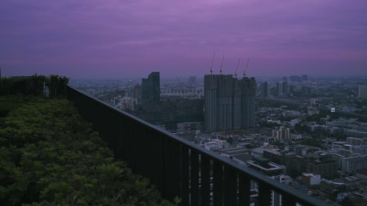 O crepúsculo se instala sobre Bangkok: Uma perspectiva do telhado