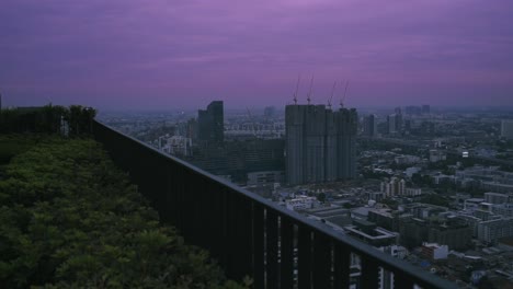 el anochecer se asienta sobre bangkok: una perspectiva desde el techo