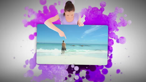mujer mostrando a la gente en la playa