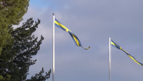 Banderines-Suecos-En-La-Parte-Superior-Del-Asta-De-La-Bandera-Ondeando-En-La-Brisa-Nórdica---Tiro-Ancho-De-ángulo-Bajo