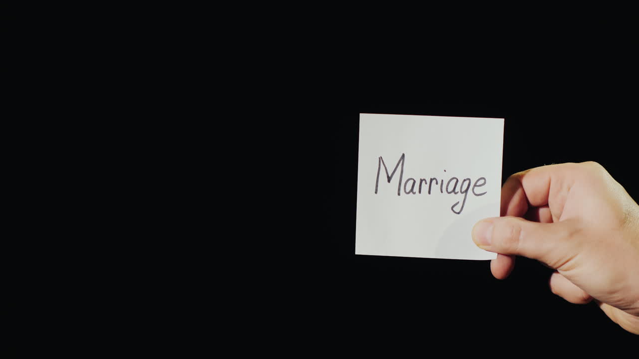 손에 비문 결혼으로 불타는 종이를 들고