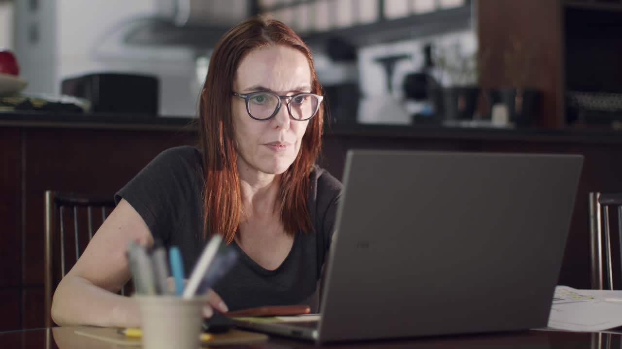 mujer trabajando desde casa mujer navegando por internet en