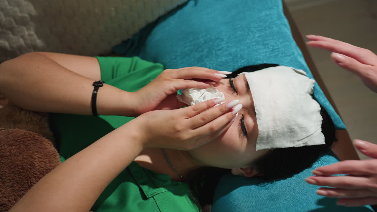 평온한 스파 경험, 차분한 스파 트리트먼트 액세서리를 즐기는 편안한 여성, 부드럽고 차분한 스파 테라피 세션 동안 평온함을 느끼는 평화로운 여성 고객