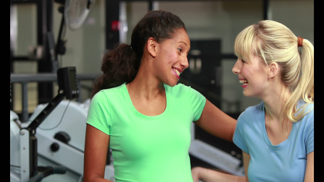 mujer embarazada haciendo ejercicio en el gimnasio