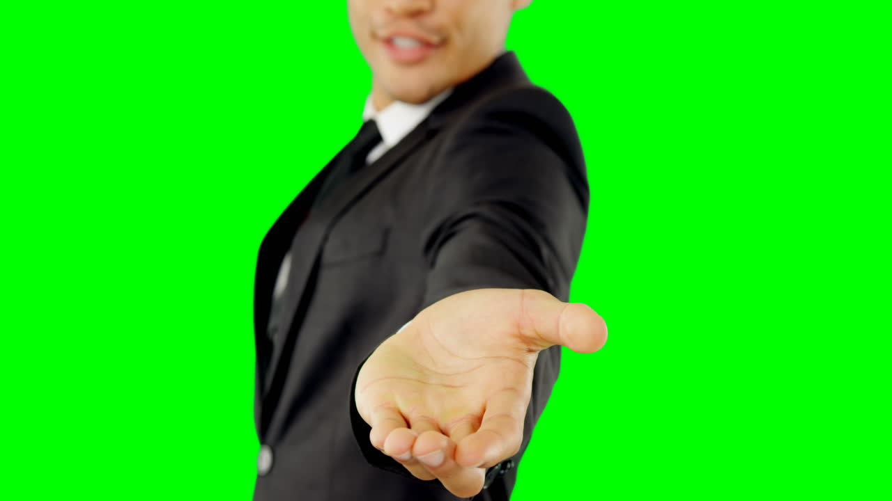 보이지 않는 물체를 들고 있는 척 하는 사업가 4k