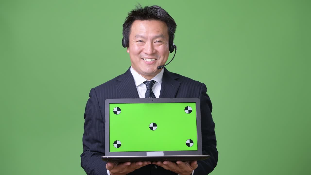 녹색 배경에 성숙한 일본 사업가