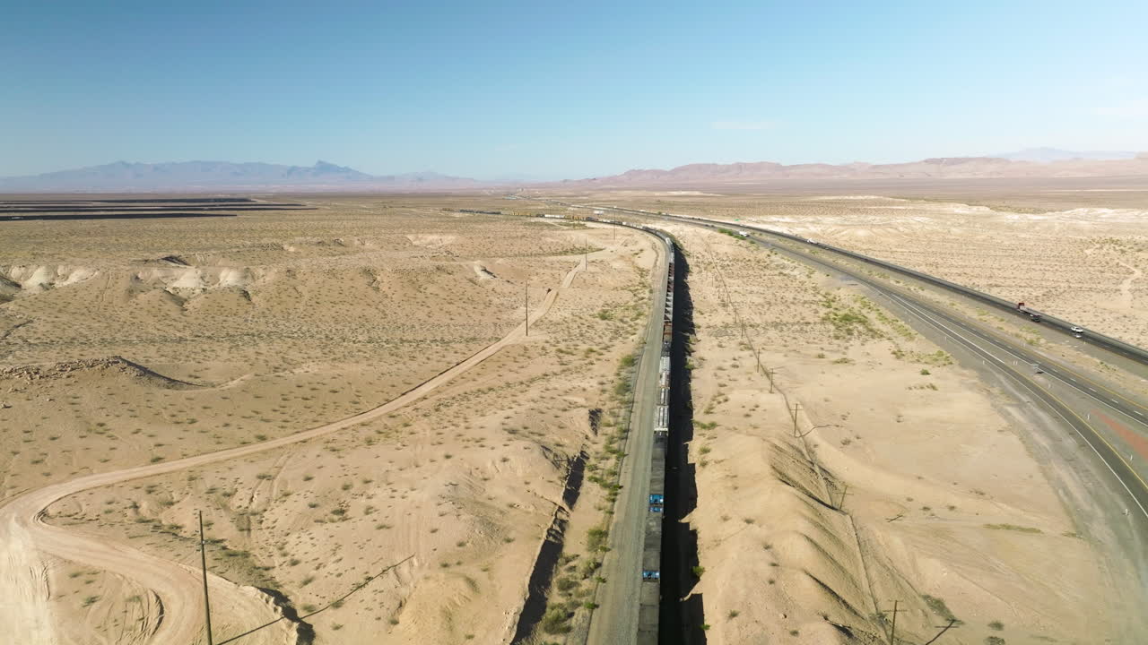 미국 네바다의 사막 풍경을 가로지르는 트랙의 긴 화물 열차