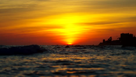 espectacular puesta de sol con olas del mar