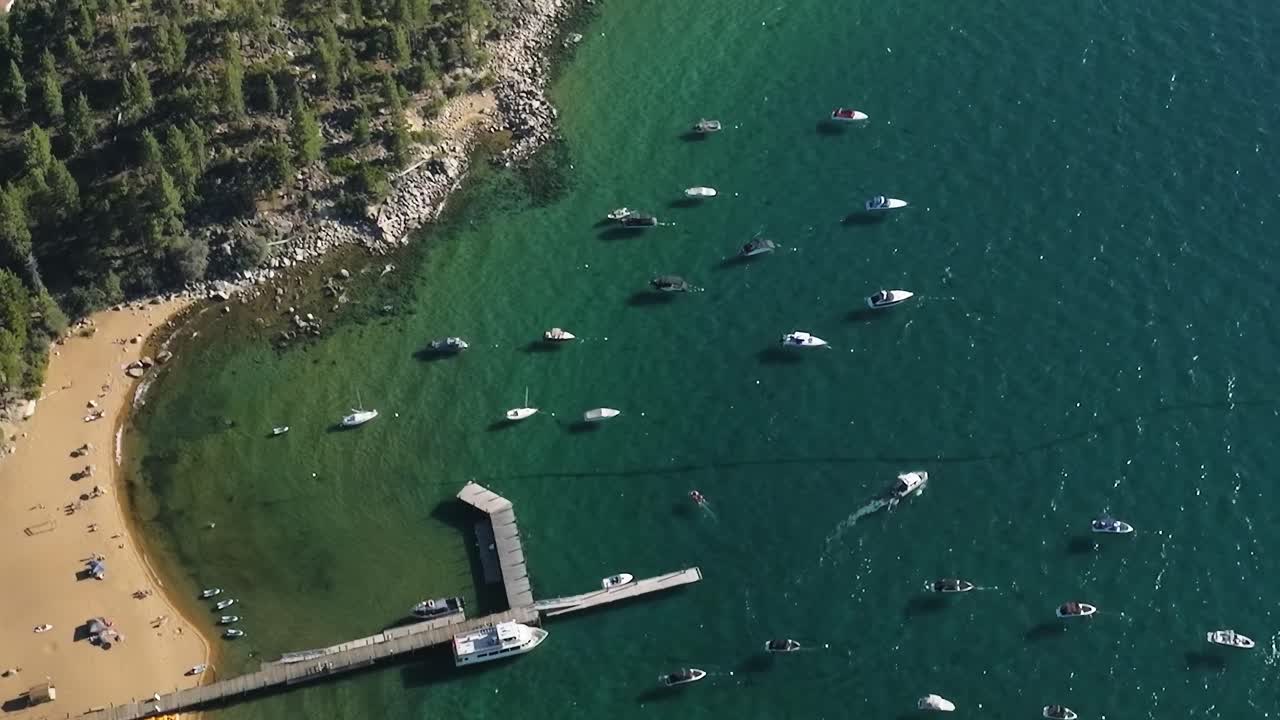 I visitatori si godono le attività sul Lago Tahoe in Nevada e California