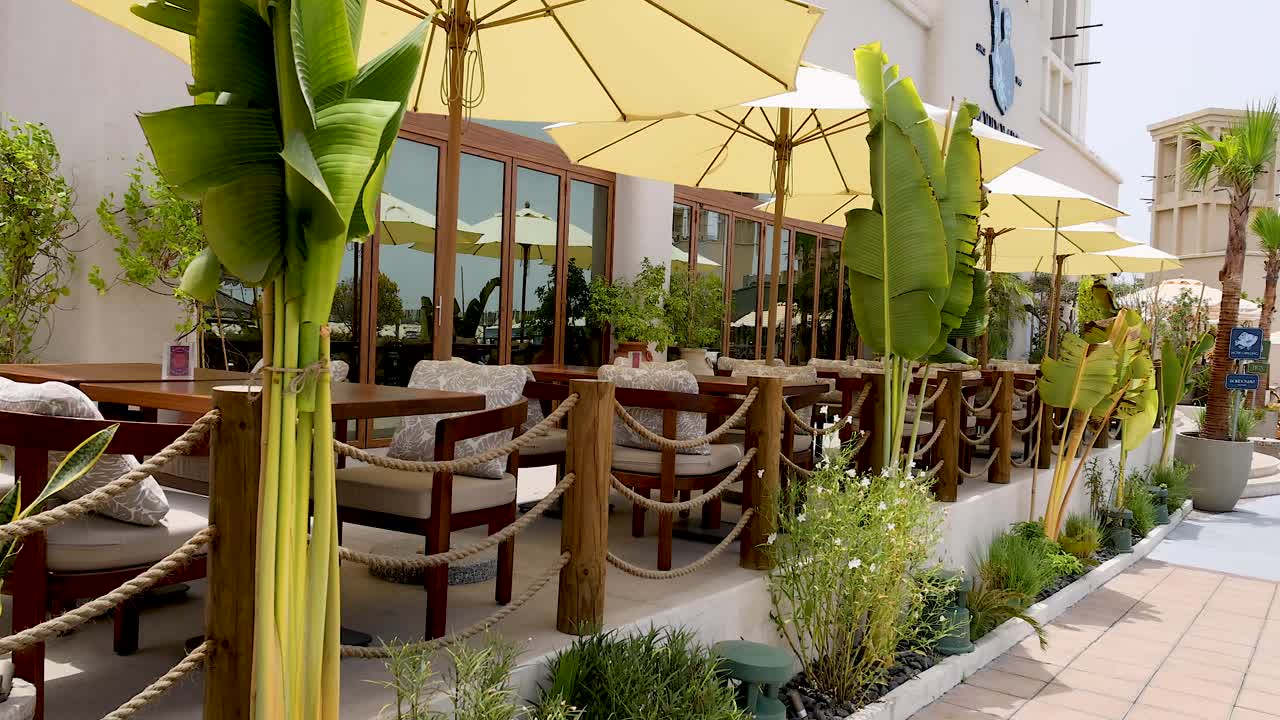 두바이 레스토랑 마당에서 이 나는 날