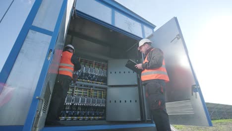 comprobación de los niveles de tensión de funcionamiento del compartimento de los aparatos de conmutación de los paneles solares