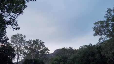 Sonnenuntergang-Im-Zeitraffer,-Blauer-Himmel,-Der-über-Der-Ländlichen-Australischen-Landschaft-Rosa-Und-In-Die-Nacht-übergeht,-4k