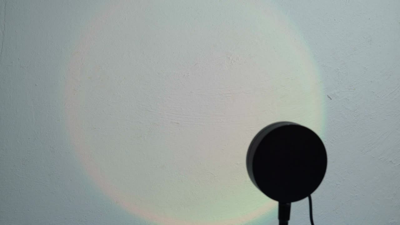 테이블에 선 프로젝터 램프, 다채로운 rgb 조명, 가정 장식, 복사 공간