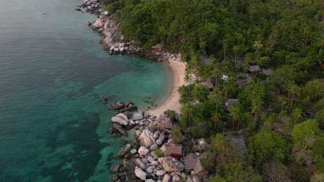 Vuelo-De-Drones-Sobre-Una-Impresionante-Bahía-Tropical-Con-Fondo-De-Selva