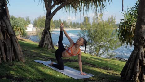 Schlanke-Frau-Beim-Tiger-Pose-Auf-Einer-Matte---Yoga-Am-Strand---Burleigh-Heads-Beach-In-Queensland,-Australien