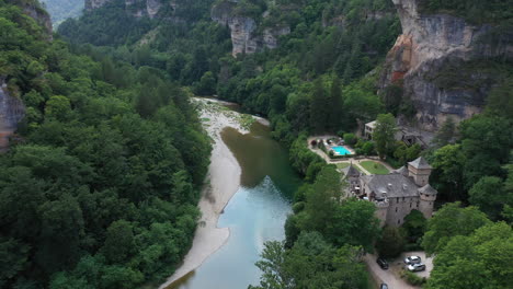 Kayak-En-El-Río-Tarn-Con-Bosque-A-Lo-Largo-De-Un-Castillo-Gorges-Du-Tarn-Francia