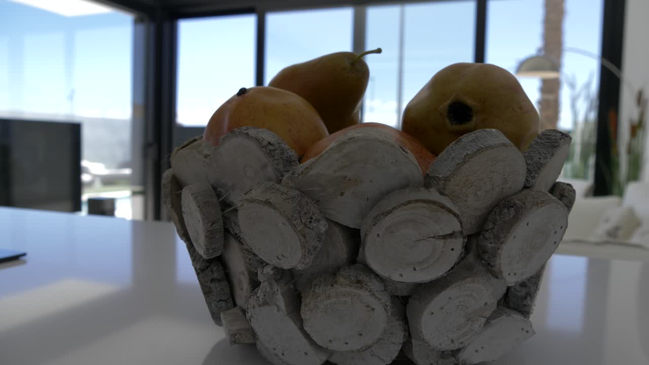 un frutero de madera con fruta dentro de una villa de lujo en españa