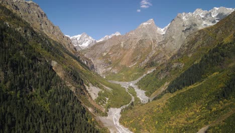Drone-Shot-Vista-De-La-Montaña-Del-Cáucaso-En-Svaneti,-Georgia