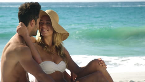 una pareja abrazándose en la playa.