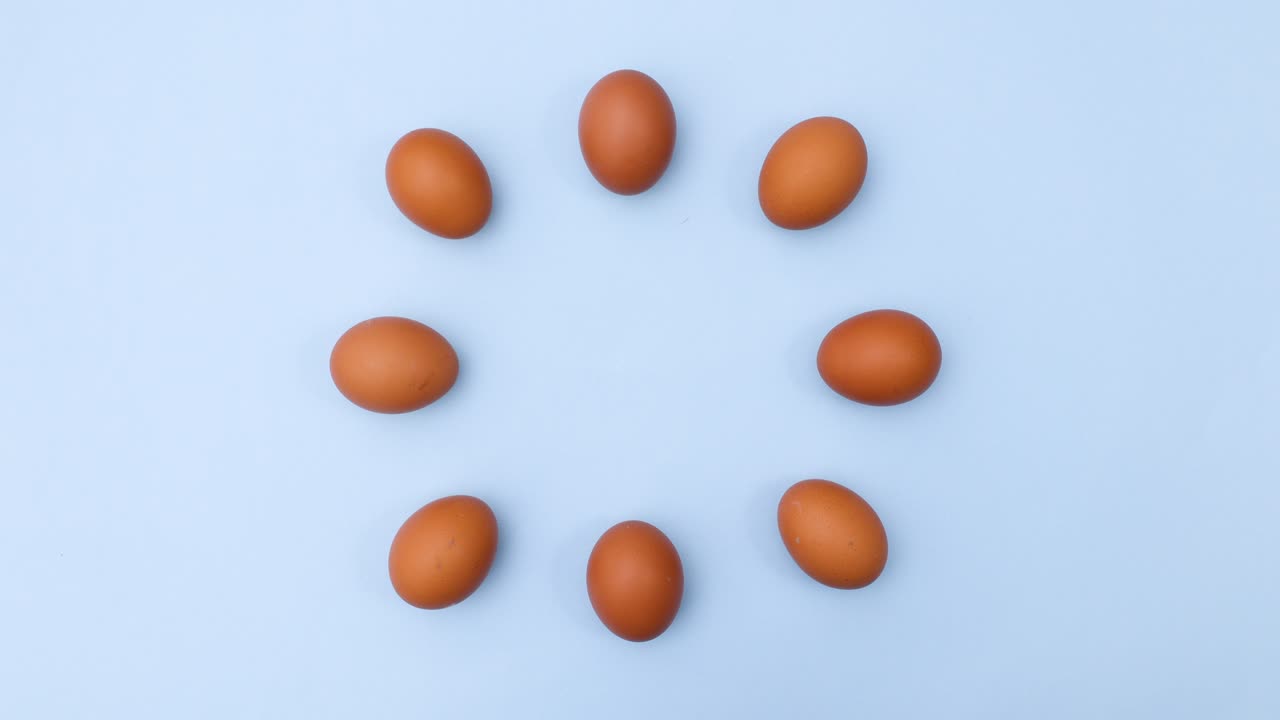 파란색 테마에서 신선한 달을 움직이는 창의적인 춤.