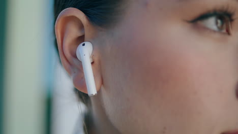 Mujer-Cara-Auricular-Inalámbrico-En-La-Oreja-De-Cerca.-Retrato,-Niña,-En,-Auricular,-Vertically