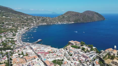 Ciudad-De-Lipari,-Casco-Antiguo-Y-Puerto-En-Las-Islas-Eolias,-Italia---Antena-4k